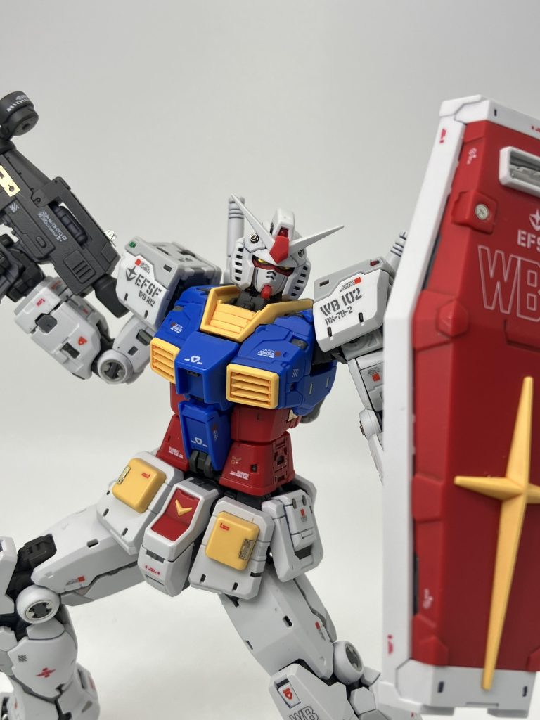 ちなみに脛のアーマーが開閉したり、制作投稿のとおり中のコアファイターもしっかり再現されています🤩