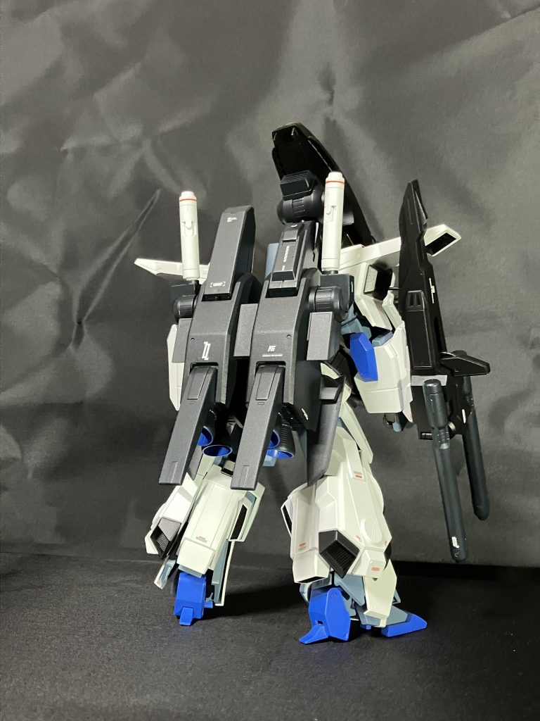 バックパクは無改造です。これをFAZZのものに改造する技術もアイディアもありませんでした。