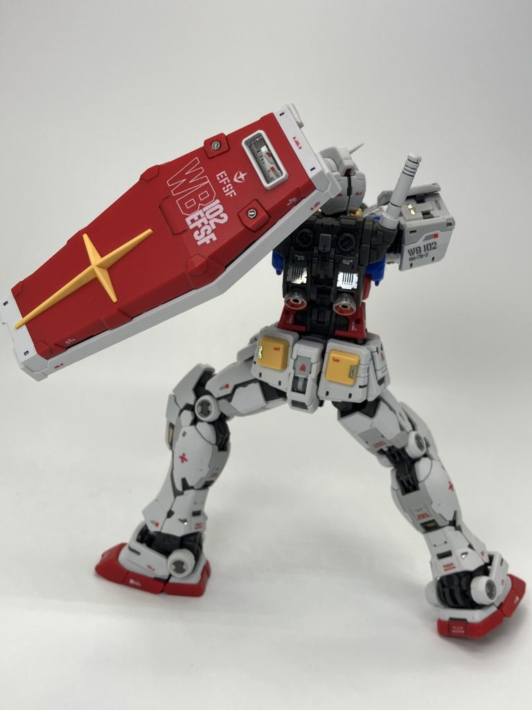 この小ささですと私の技術力ではかえってゴチャゴチャしてしまいそうだったのと、モールドがシャープなので天然光で十分な気がしました(←デカール貼り倒し奴が何を言うか🤣)🙃以前の作品ですがMGガンダムver.OYWと同じアプローチです😉