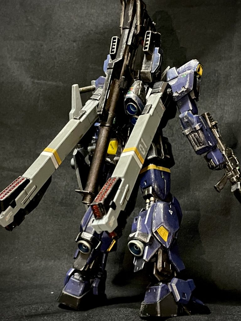 バズーカとビームライフルは付け替え可能で、νガンダムの携行方法をイメージ