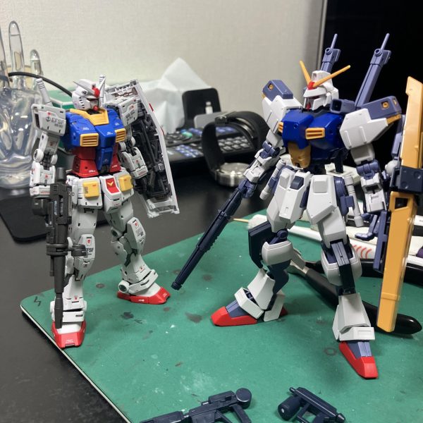 HGはＤガンダム1st、プレバンですね、その後セカンドもサードは沈黙🤐ハンドメイドのモビルスーツだけあって、あちこちイイ感じに中身やフレーム、関節が丸見えなのが面白い🥳　なぜか和製SF映画「GUNHEAD(ガンヘッド)」を思い出す🎬コレは久しぶりにメタルパーツをゴテゴテにしたくなる逸材😉　オマケにバーニアやシリンダーみたいなのは別パーツという加工のしやすさ🙆‍♂️👍トロハチでも使った黄黒の踏切カラーのデカールとかも似合いそう、最近のガンダム(GQ)も貼ってますし🚧（4枚目）