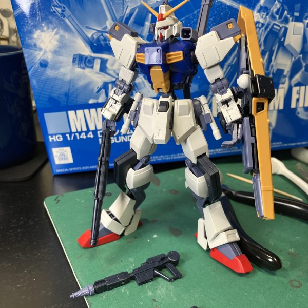 HGはＤガンダム1st、プレバンですね、その後セカンドもサードは沈黙🤐ハンドメイドのモビルスーツだけあって、あちこちイイ感じに中身やフレーム、関節が丸見えなのが面白い🥳　なぜか和製SF映画「GUNHEAD(ガンヘッド)」を思い出す🎬コレは久しぶりにメタルパーツをゴテゴテにしたくなる逸材😉　オマケにバーニアやシリンダーみたいなのは別パーツという加工のしやすさ🙆‍♂️👍トロハチでも使った黄黒の踏切カラーのデカールとかも似合いそう、最近のガンダム(GQ)も貼ってますし🚧（2枚目）