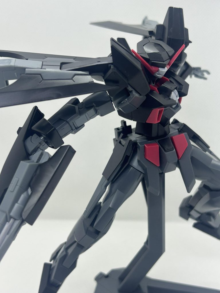 なんか似たポージングが続きますが、ブワッとフワッといく感じがかっこよく映る気がします。宇宙海賊だし、ビルドダイバーズでチャンプが使ってたのも廃墟とかだったから、青空の下の活躍も見たかったな。