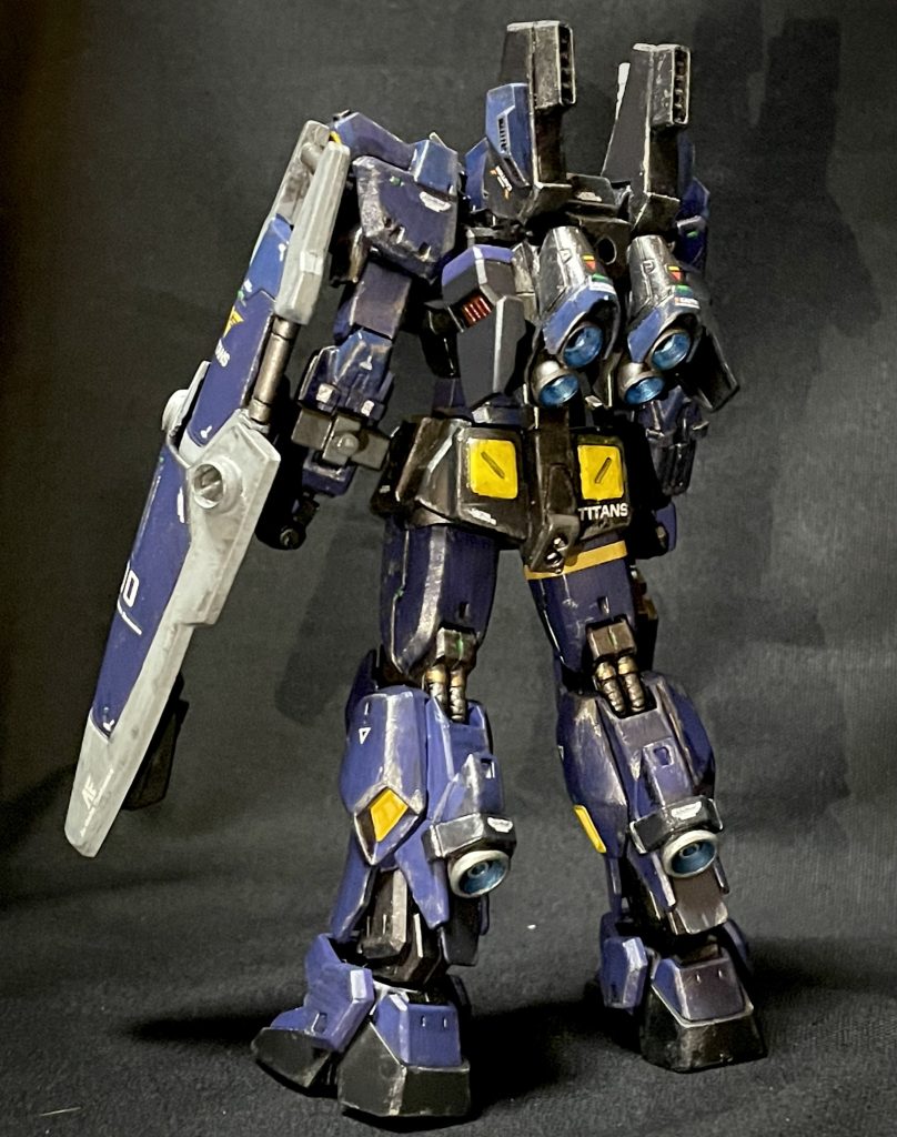 バックパックも大きく変わっており、パイプはなく、スラスターの追加と大型化が図られている 脚部にはGP04を思わせるブースターを装備し、機動力を上げているが一般のパイロットには扱いきれない出力となっている