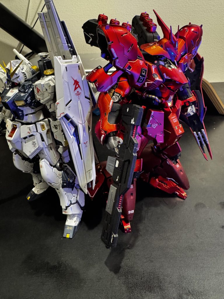 沼るキッカケとなったνと並べられて満足！黒色は艶消しにしたかったので黒サフのみ。フレームなどはガンメタルと黒鉄色。ゴールドはガンダムマーカーのイエローゴールドを使いました。深いモールドの墨入れにはシタデルカラー　アバドンブラックで筆塗り。盾の裏などはエナメルのラバーブラックでエアーブラシ両方試してみましたが、前者は塗膜が強すぎ、後者は弱すぎで中々難しい。