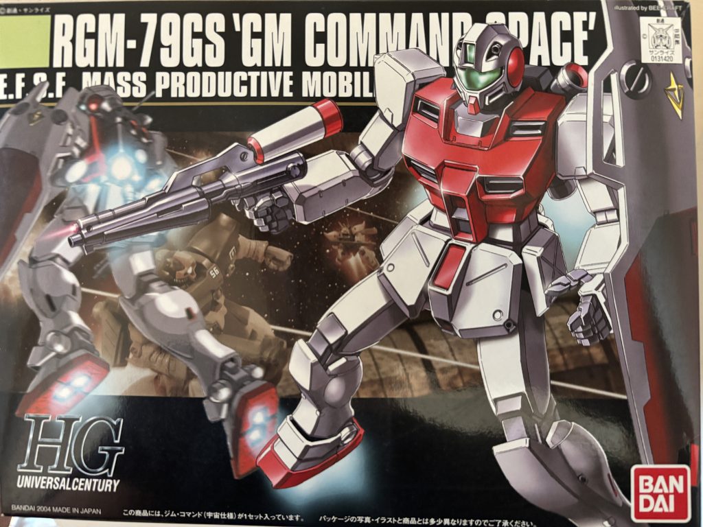 作品名：ジムコマンド<p>ディスカウントショップで買ったのですが、赤のバンダイロゴだったと家に帰ってから気づきました。 このままフツーの色に塗るか、頭すげ替えて別の色にするか、ちょっと迷っています。</p>
