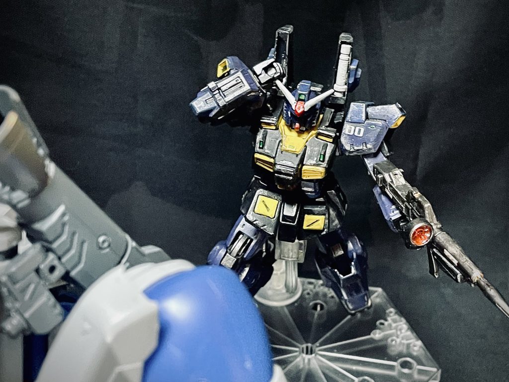 サイサリス越しの絵鍔迫り合いさせたかったのですが、サイサリスはパチ組みなので、チョイとフレームイン強襲してきたサイサリスのアトミックバズーカを阻止しているので、『善』のはず。ティターンズだけど、強化人間専用機だけど、『善』のはず。