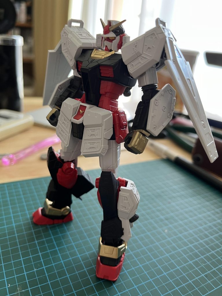 工作部分はだいたいグラスフェザーから拝借。【肩】真鍮線と瞬間接着剤で無理矢理固定。【耳】それっぽい部分を適当にカットして接着。【前腕装甲】グラスフェザーをカットして3mmランナー接着。それを既存の3mm穴にポン付け。