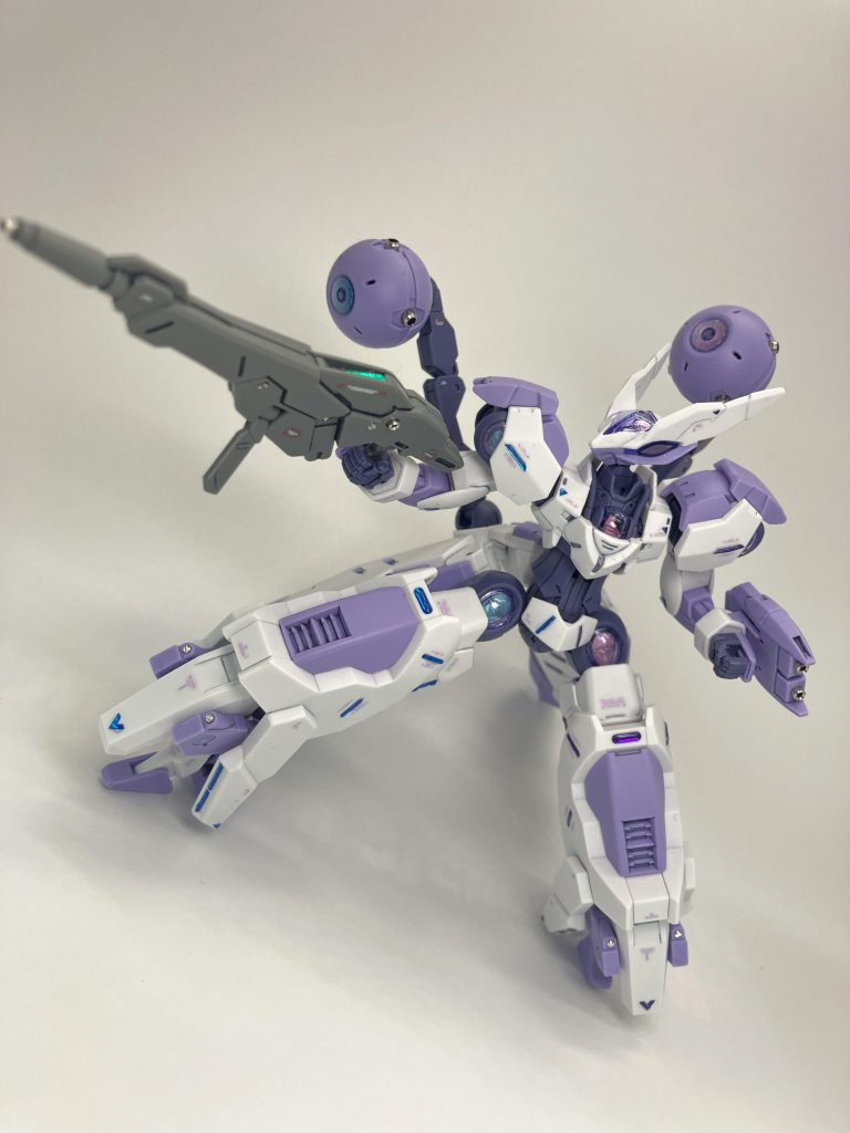 スリットのモールドなど、全体的にメタリックシール&レジン液を🥴右側をブルー系統、左側をパープル系統のシールですが、いかんせんパープルのシールが集光力が弱いのか目立ちません😑