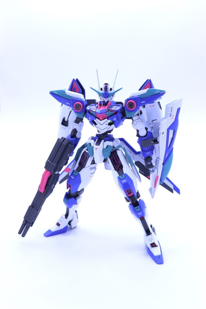 正面ショット【頭】 エアリアル【胴】 エアリアル【肩】 ウイングゼロ【腕】 キャリバーン【背】 ウイングゼロ【腰】 キャリバーン【脚】 キャリバーンと言った感じです。肩のディティールはあまり好みでなかったのでメタルパーツで隠しました。