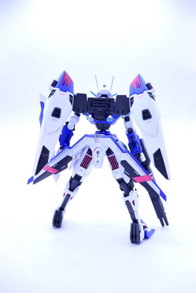 後面ショットエアリアルの胴とキャリバーンの腰が無改造で取り付けできると思ってたら若干軸の太さが異なりキャリバーンの軸を移植したおかげでめちゃめちゃ逆三角体型になりました。だがそれが良い!! ここからは武装紹介です!