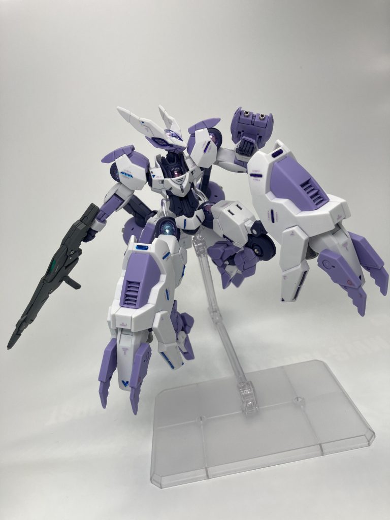 このゴツい見た目の足は外部ユニットで、トルシュ自身の脚部は細い美脚😉