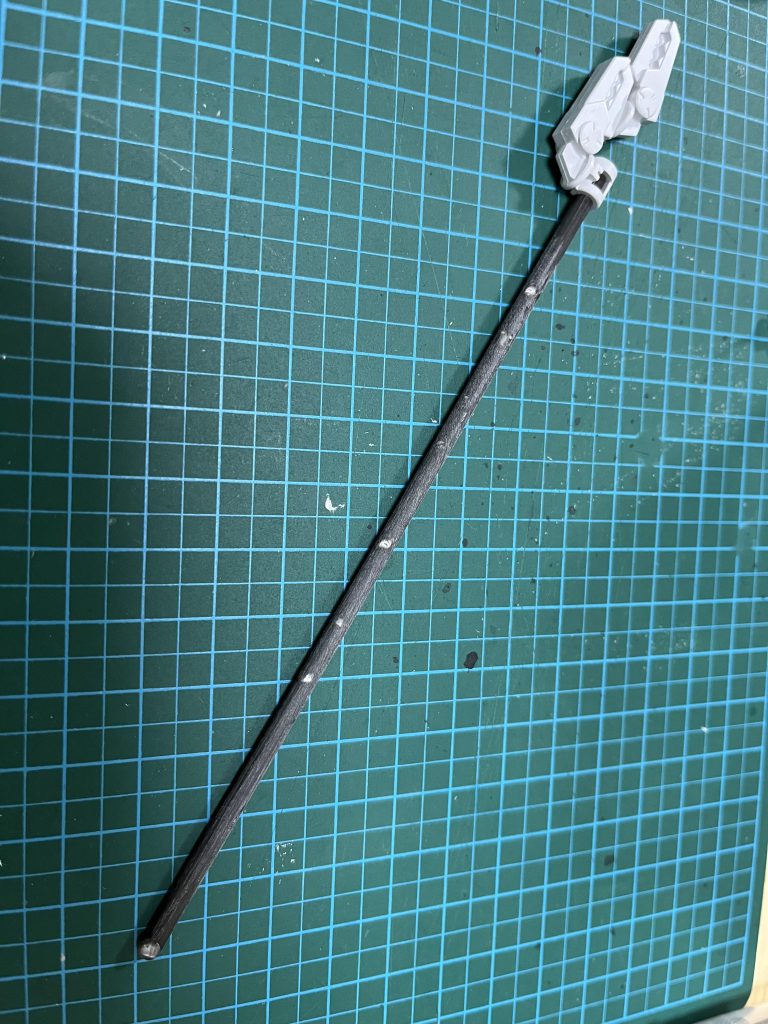 武器の柄はランナーからの削り出し。刃部分はそれっぽくアームクローパーツを接着しただけ。