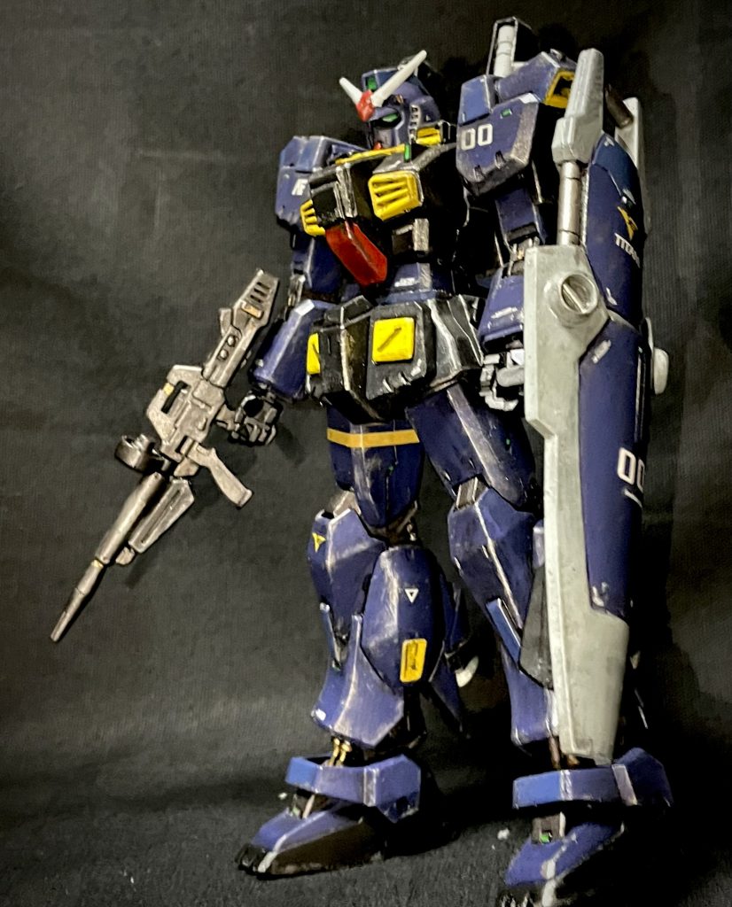 シールドやビームライフルはGP01ベースの装備だが、試作ビームライフルは命中率は大きく下がったものの、戦艦並みの出力となりカートリッジ式を採用 シールドもGP01より改修が入っている