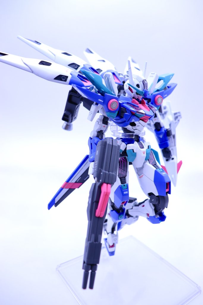 【GUNDフォーマット】パーメットを介し、機体とリンクすることで機体を肉体の延長として直感的に操作し一線を画した機動性を獲得できる。【ゼロシステム】超高度の情報分析と状況予測を行い、毎秒無数に計測される予測結果をパイロットの脳に直接伝達するインターフェース。2つのシステムを同時併用することで、マイナス×マイナス=プラスを体現する機体となった。パイロットにかかるデータストームはゼロシステムにより情報処理され身体にかかる負担が軽減されることがわかった。ただし未来予測はやはり脳にかなり負担がかかるため強靭な精神力は必要となる。