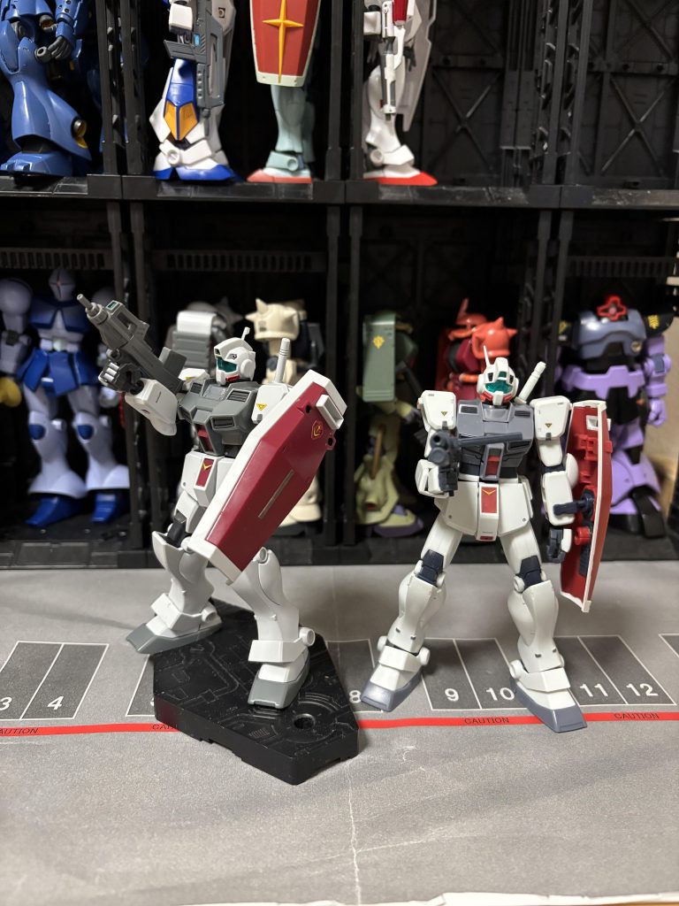 ロボット魂ジム寒冷地と並べて左　今回のHG （ジムコマンドのマシンガンに持替）右がロボット魂ですスケールの違いはほぼ違和感なし