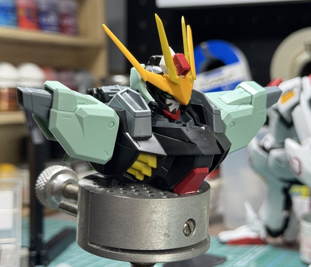 胸部までこう見えてやったことは頭部のミキシングと首のすげ替えと胴体をちょうど良いとこまでぶった切ったくらいです