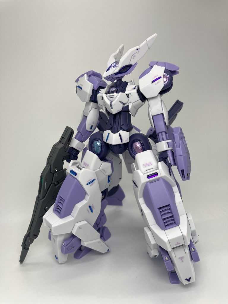 両肩部と両脚部付け根のクリアパーツ奥もホロマーカーで塗装&レジン液で細工🤗クリアーパーツを研磨したので、なかなか面白い感じのアクセントになりました🫡