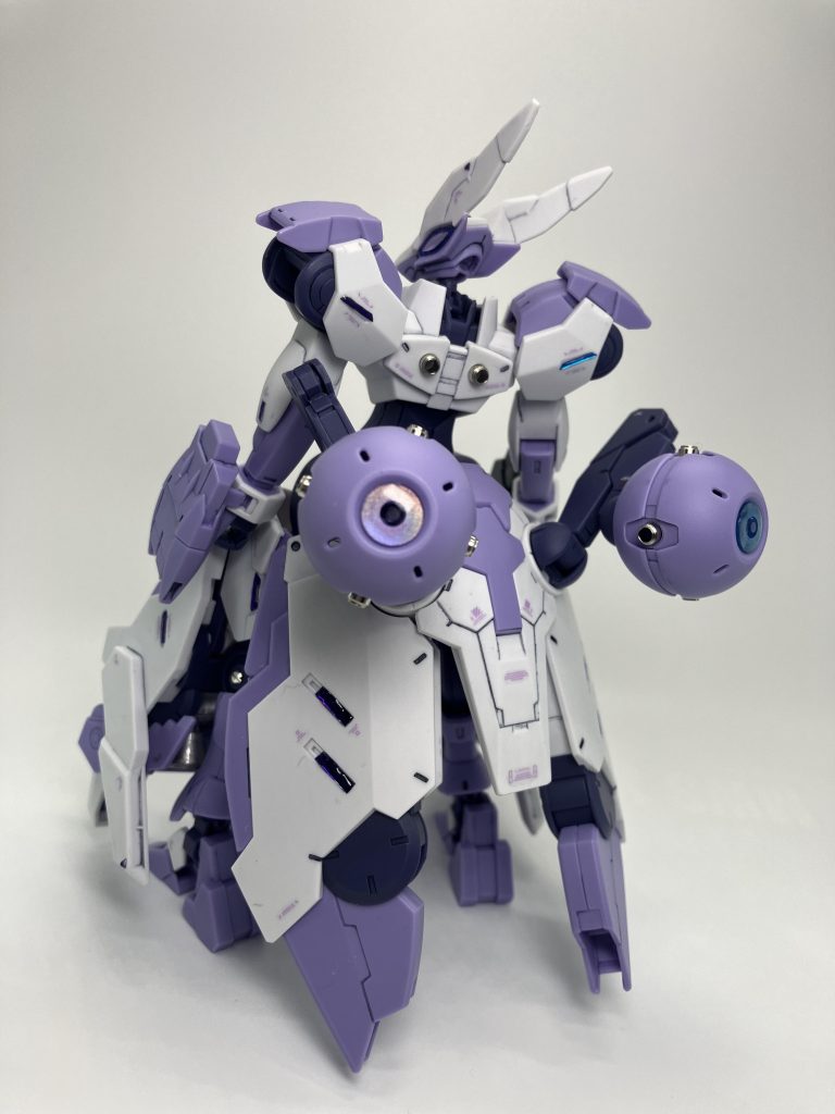 ベギルベウ本体のバックパックは付属しませんので背面は大胆な凹穴、仕方ないのでメタルパーツ詰めます😤なお、ホバーユニットは90度まで跳ね上がることも可能🉑