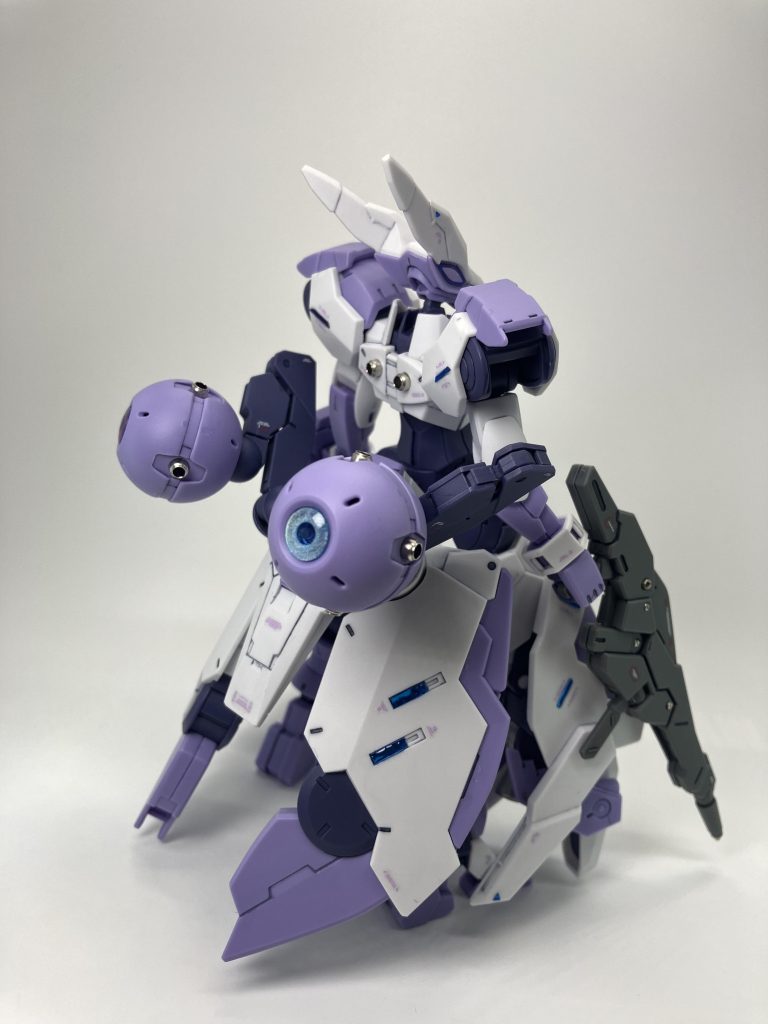 背面のホバーユニット上の球体は「ノンキネティックポッド」、多分ビット的な何か🥳相互F様のアドバイスでクリアーパーツの裏側からホロマーカーという異次元の発想がクリティカルな輝きを✨メチャ気に入ってます😍