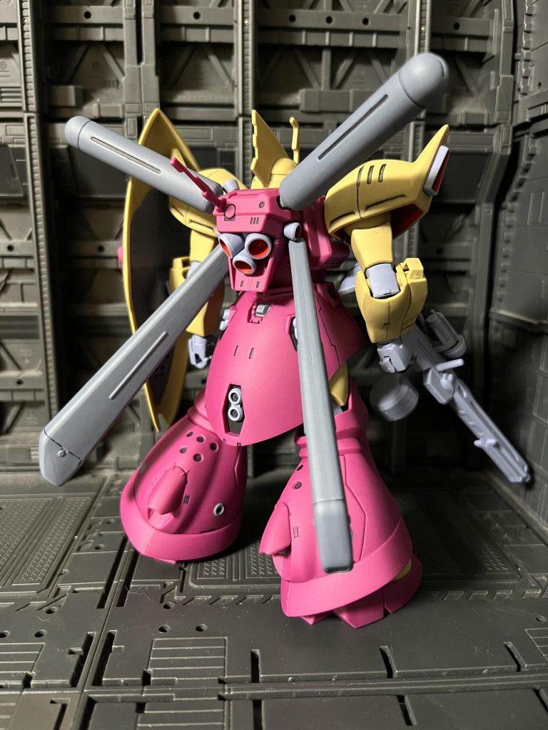 一年戦争終結間近に海兵隊仕様になったのがゲルググM(マリーネ)、そこから更にシーマガラハウ用として改修されたのがこの機体。こう見えて通常マリーネよりも軽量化されててレスポンスも上がっているとのこと。