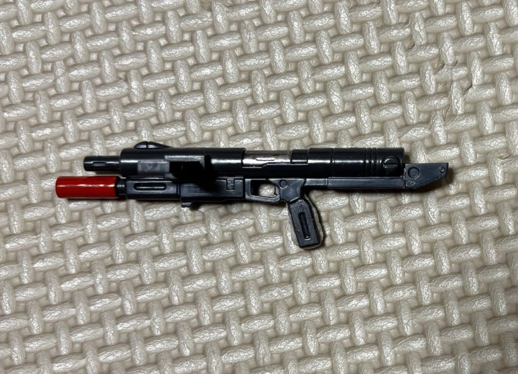 まずまっすぐ持てないマシンガン　　ストックを切り落とし伸ばした状態に固定　本来なら回転軸をストックの延長部にすべきですが、面一に！保持性優先