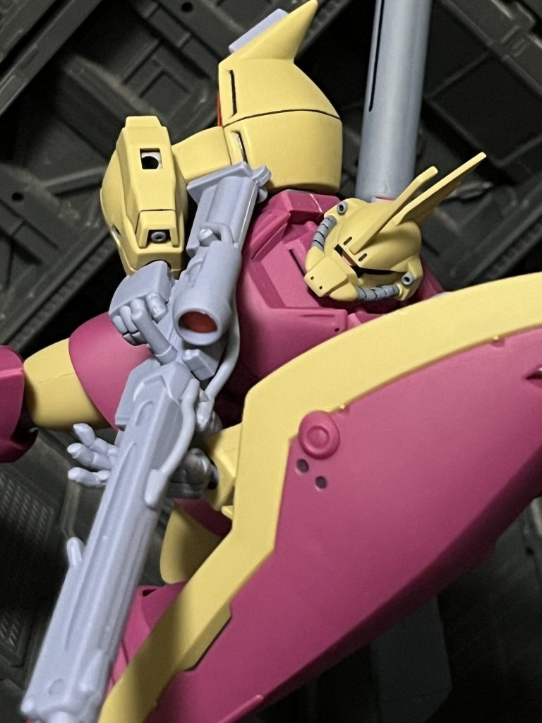 背中の大型化されたプロペラントタンクの影響もあってか、通常のゲルググよりも迫力があります。専用ビームライフルもかっこいいんですよね