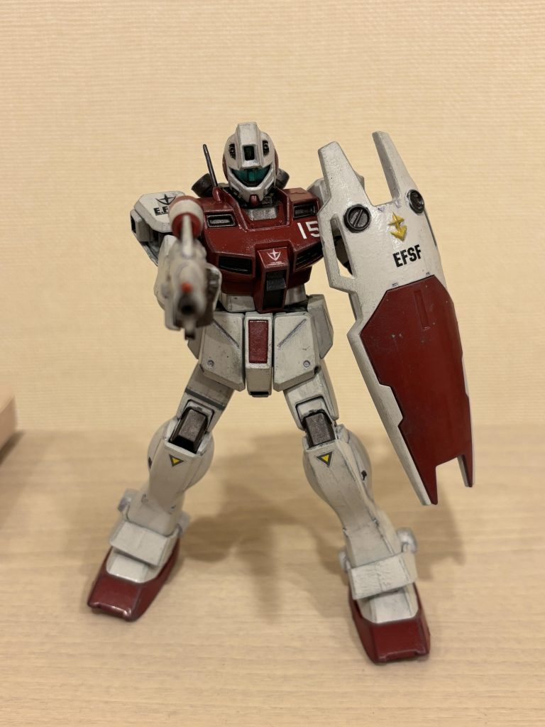 古めのキットですが、なかなかスタイリッシュです。今ほど可動域が狭くとも、その分プロポーションは細すぎず太すぎず、良好に感じます。最近のアレンジはちょっとやせすぎかな、と感じることもなくはないので(gundam-kao5)