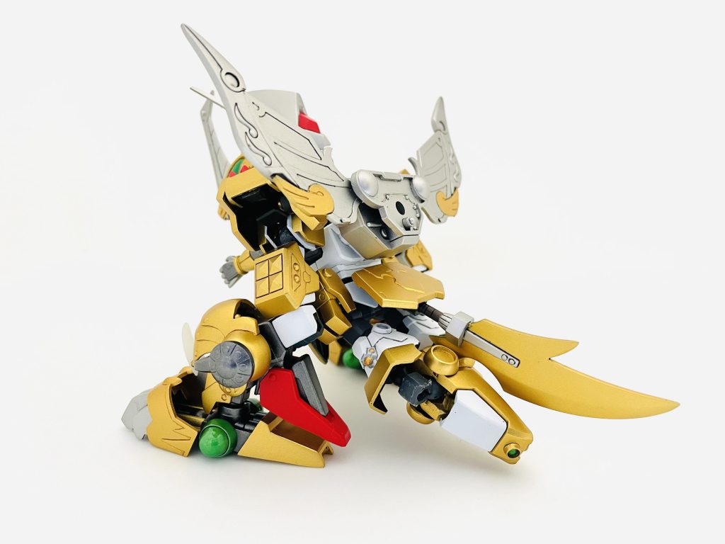 関節にSMKフレームを仕込み、脚部の可動域を活かし恐竜のしっぽをイメージ