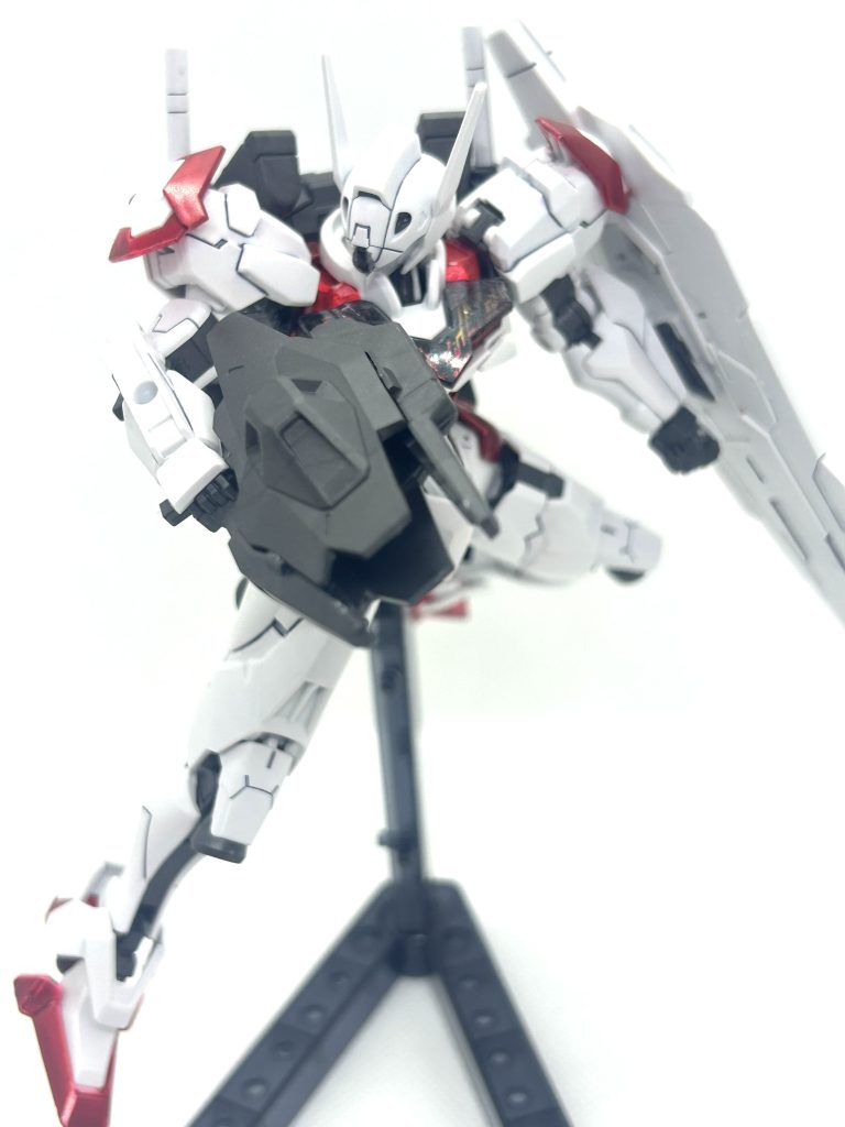 画像ではわかりにくいですが、シェルユニットの表面にホロマーカー(月光蝶)で薄く塗っているので、キラキラさせています。未投稿のキャリバーンでも塗っていて、いい感じにキラキラなったので、ルブリスにも採用。まだ未組み立てのエアリアル改修型は個人的に無骨なイメージなのでやりませんが、ルブリスはいいかなと思い塗っております。