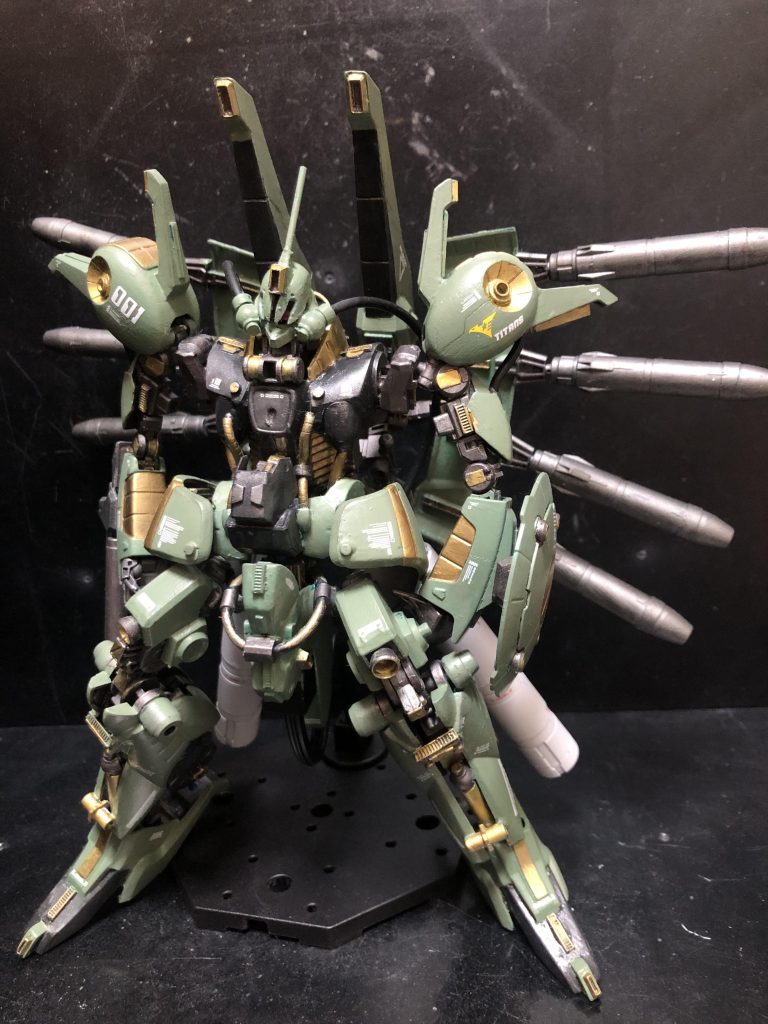 こちらは以前、可変機構込みで制作したのですが、可変機構の構造のせいでスタイルが悪くなっていたのと、メタリックグリーン塗装だったために落ち着きがなかったので、思い切って可変はオミット!塗り直して改修したものになります。