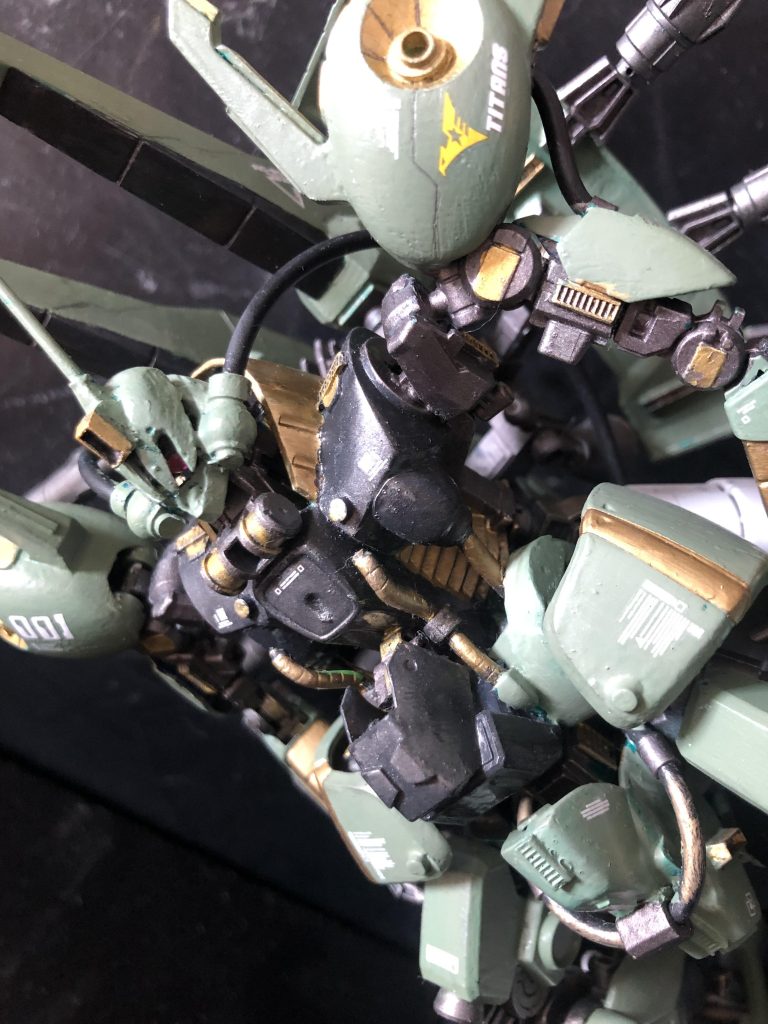 簡単に言うと、鉄血のグレイズのミキシングです。顔はイメージに近づける様に切ったり貼ったり削ったり。どんな工作してても眩い蛍光グリーンがイメージをぶっ壊していきます。辛かった!