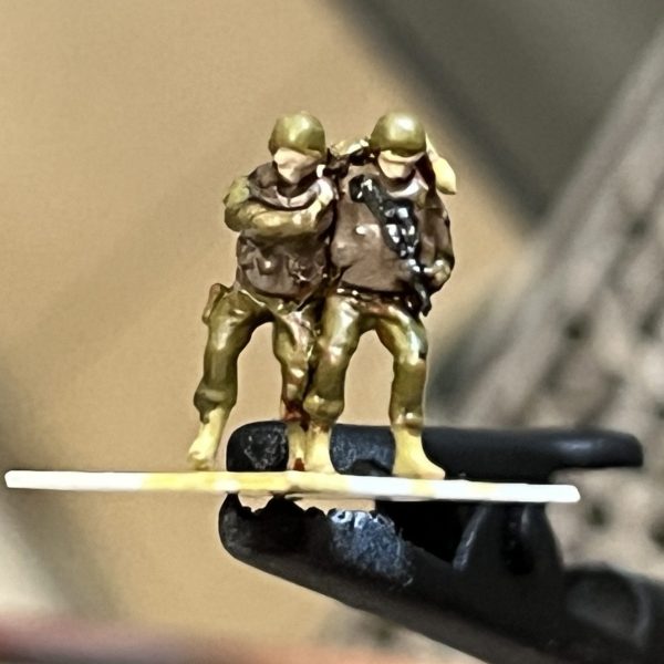 例の山田科学のジオラマ軍人ですが、私の塗り分けはこれが限界です(´༎ຶོρ༎ຶོ`) ヘルメットの下の目の辺りはどうやらゴーグルの様ですね…今更ながら気付きました。遠近両用眼鏡＋1.5倍の拡大眼鏡使用(*_*) 一応ジオン兵色にしてます。防弾チョッキの色は迷いましたがこの色に落ち着きました。フィギュアをちっこく切り刻んで「敗走」っぽいポーズ変えてます。ジオラマの定位置に配置すると背中向ける事に（正面が見えない）…