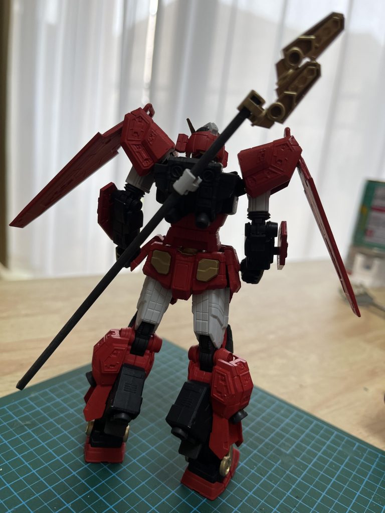 肉抜き穴は全て未処理。後ろ姿は勇者ロボっぽい。