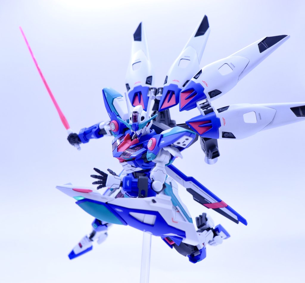 【ビームサーベル】接近戦専用の斬撃装備。各部にガンダニュウム合金製のデバイスが採用されているため、通常のMSのものに比べて威力や性能、耐久性なのが格段に向上している。両方のショルダーアーマーに一基ずつ収納されている。【シールド】ガンダニュウム合金製の盾。対ビームコーティングが施されてる他、両端にウィングバルカンを装備する。突撃時には衝角としても機能する。シールドの伸びる機能は塗装が剥がれるため怖くてできませんでした〜