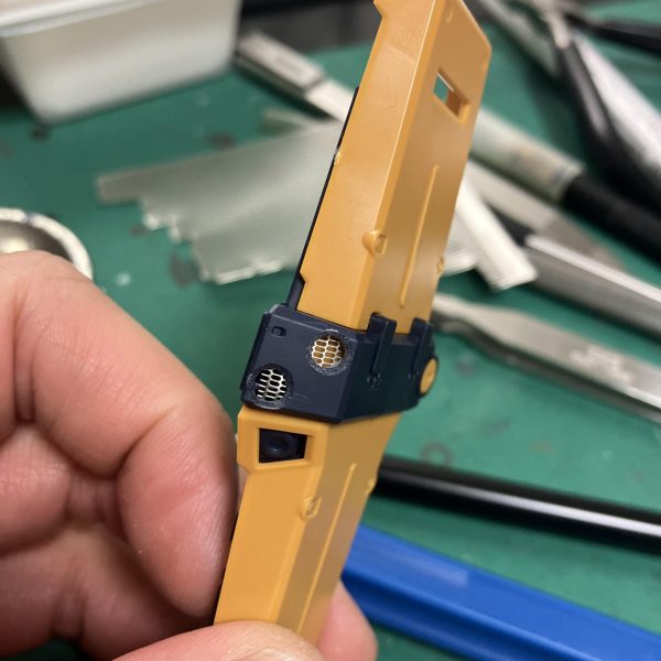 Dガンダムにもエッチングメッシュを使いたい🥳というわけで、シールドを開口、ここは裏面に武器を収納するので冷却しないと😉（2枚目）ですがイマイチパーツが厚いのと穴が小さいので、拡大しつつ外向けに角度を付けクレーター状にするためマジスクでクリクリしてみました🥴元のデザインにないのでかなりギリギリ😅メカとしてどうなんだ😋拘ると見えるメッシュ位置まで気になりますが、1/144だとムリしないでおこうと🤗（4枚目）