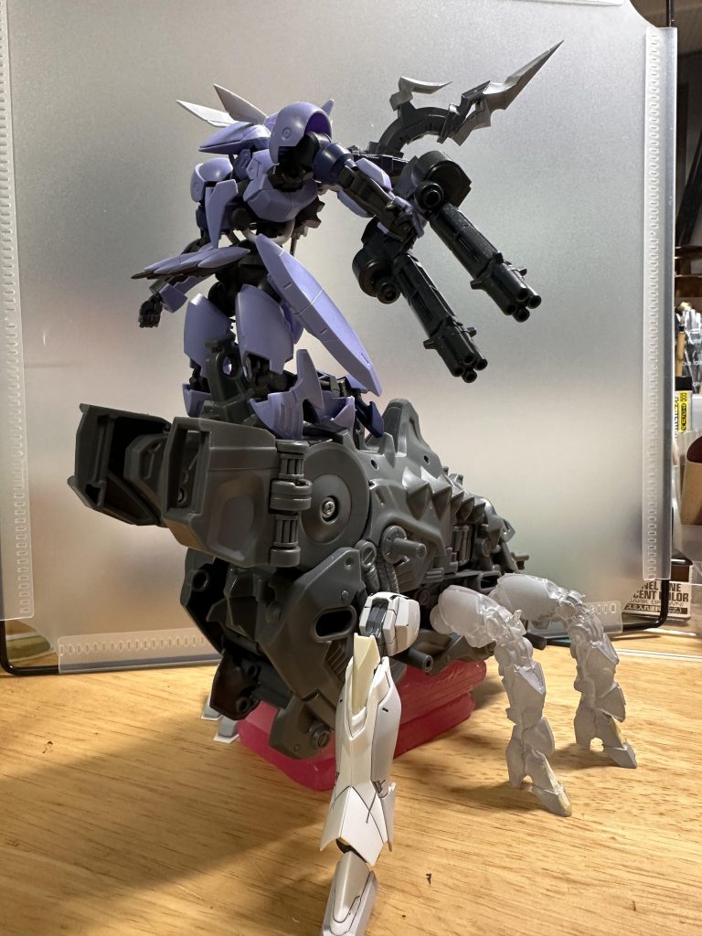 こんな感じでメカパーツに乗せてしっくり来たところから作成が始まりました。当時はジークルーネの下半身にしようかと思ってたんですが、いつの間にか騎乗することになってました(笑)前脚はリボンズガンダムの脚、中脚、後脚はジークルーネのコピーです。