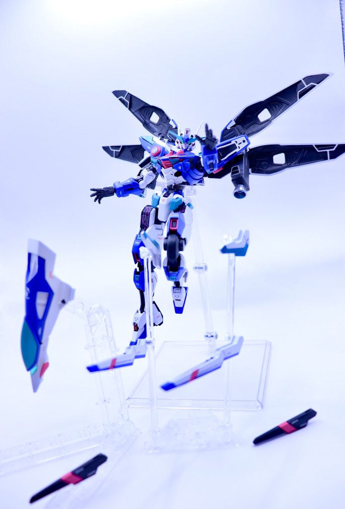 【GANDビット】腰部にマウントされたガンビットで遠隔での攻防が可能。シールドもガンビットとして遠隔に操作できる。