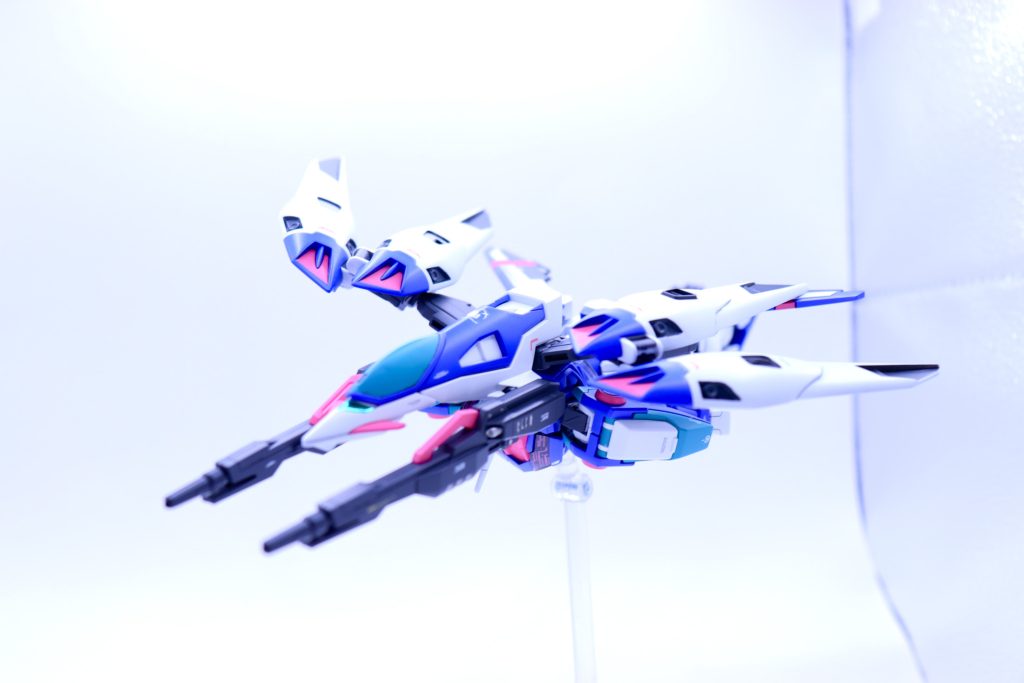 【ネオバード形態】高速巡航形態。各部バーニアのガンビットのベクトルを集中させ、大推力での高速移動を可能とする。