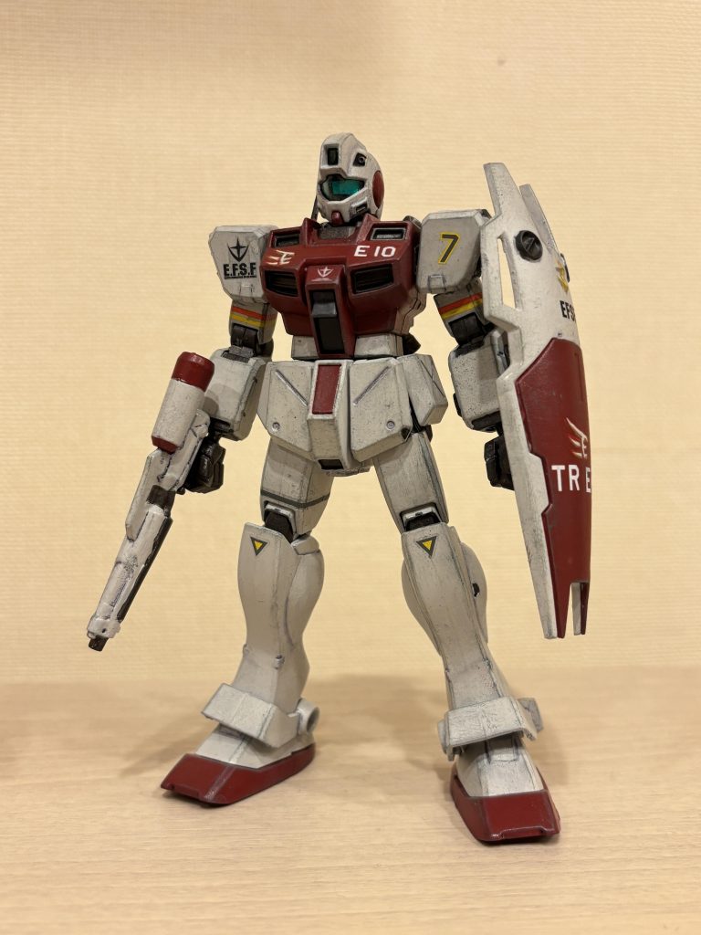 E10は部隊番号で、各機の識別番号は左肩の番号。エンブレムは、もともと与えられていたE10という部隊番号と、イーグルスの愛称から、アルファベットのEに鷲の羽をあしらった意匠となっている。