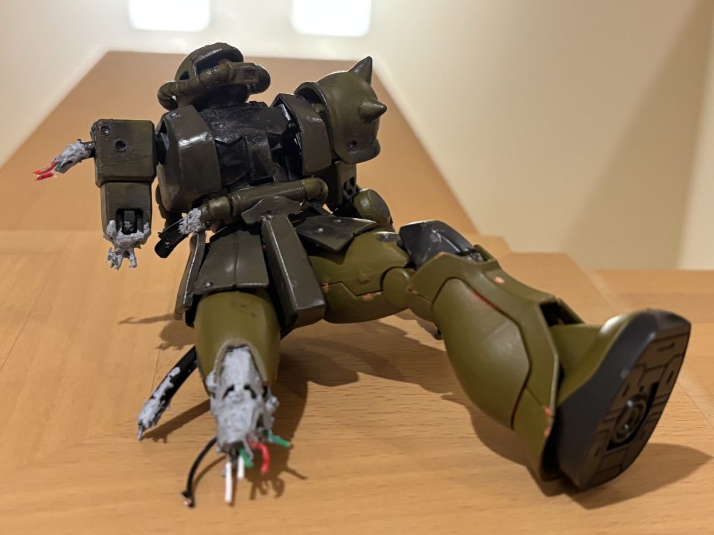 今回の主役は、この中破したザクだと思っています。ザクの右半身はエポキシパテを適当にベタベタつけた後に、ヨッチャKIDさんのアドバイスから使えなくなったスマホの充電ケーブルを切ったものを差し込みました。腰の動力パイプのちぎれもスマホのケーブルです。