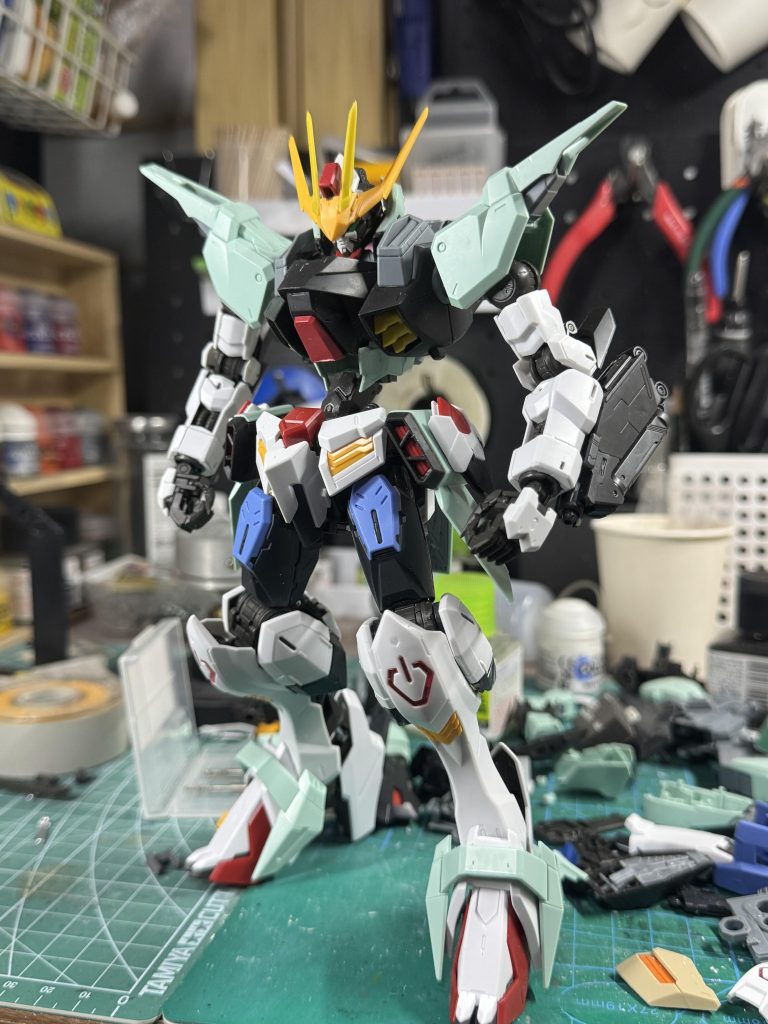 ボディ単体は最終的にこんな感じにまとまりました❗️この頃にMGヴィダール買えたので太ももパーツを早速パk...交換してますね