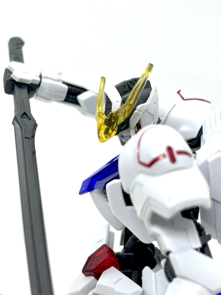 ラストはかっこよく。ソリッドクリアは中途半端だからなーと思っていて積んでしまっていましたが、バルバトスの元々のキットの良さもあって見た目もよかったです。ルプスレクスのアイアンブラッドも積んでいるので、ゆくゆくは今回のバルバトスとルプス(通常)との3体並べてみたいです。統一感なくてどうなのって思うところはありますが、組んだら「いいじゃん」と思うことが最近多いので、統一感なくてもなんとかなりそうな気はします。