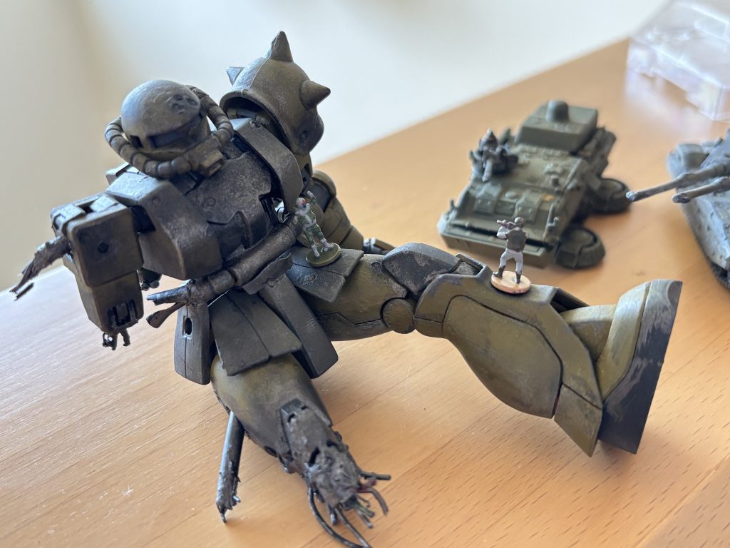 「復讐のレクイエム」で、ビームライフルが着弾したミサイルが溶けていたので、破損箇所は溶解した感じにしたかったのですが……いかがでしょうか？溶解しているなら、コードは出ないのでは……と、自分で密かにツッコミを入れたのですが、そこは雰囲気重視ということでお目こぼしいただければと思います(zaku-kao4)