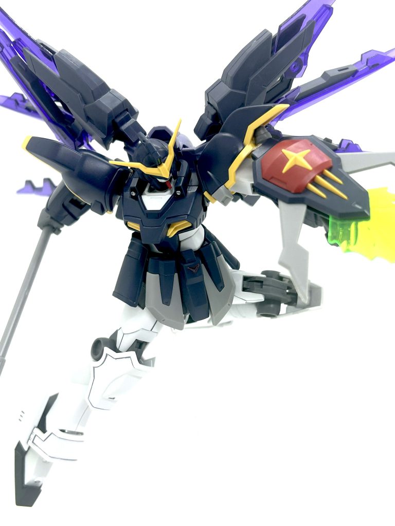 バスターシールドぶち放つところです。説明書にも記載されていますが、膝のアーマーの付け替えで膝がよく曲がります。(左膝だけここではしています)躍動感はつきやすいです。