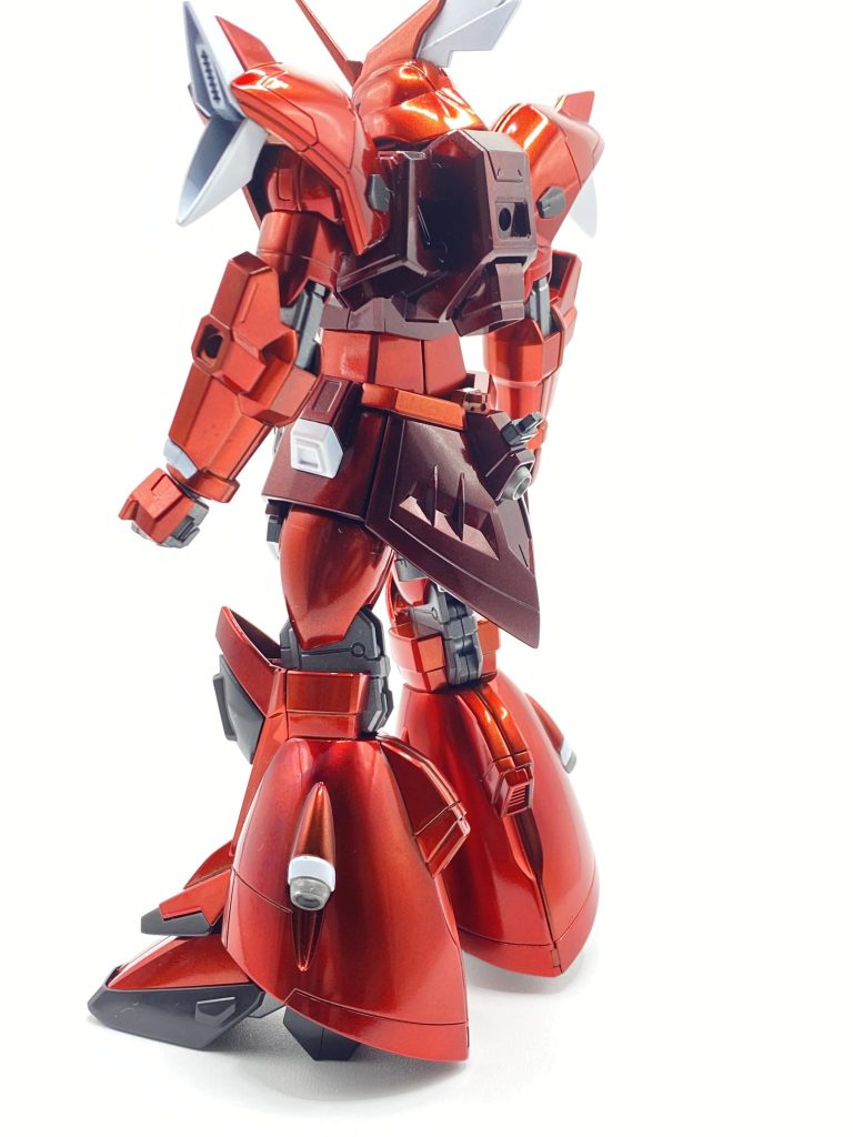 バックショット。やっぱり新しめのキットはプロポーションがいいですね。今回のお気に入りポイントは、脚部のツヤツヤ感。制作当初はマットキャンディ塗装にしようと考えていたのですが、この脚部のツヤツヤ感を残したいと思い、今回は光沢仕上げにしました。