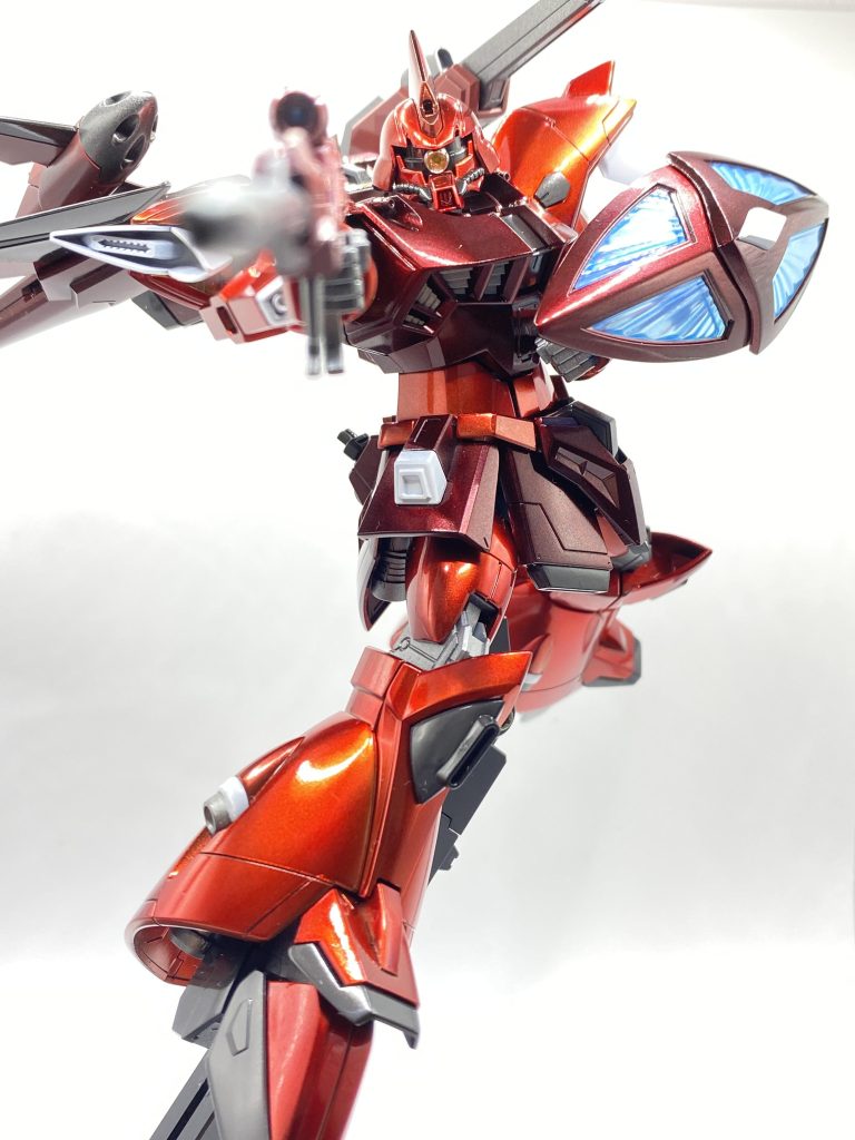 モノアイはハイキューパーツさんのSPプレートの上にウェーブさんのHアイズを接着。これだけで情報量も見栄えもグンと上がっていいですね。ライフルのスコープ部分には、付属のシールを貼ってレジン液で固めてます。