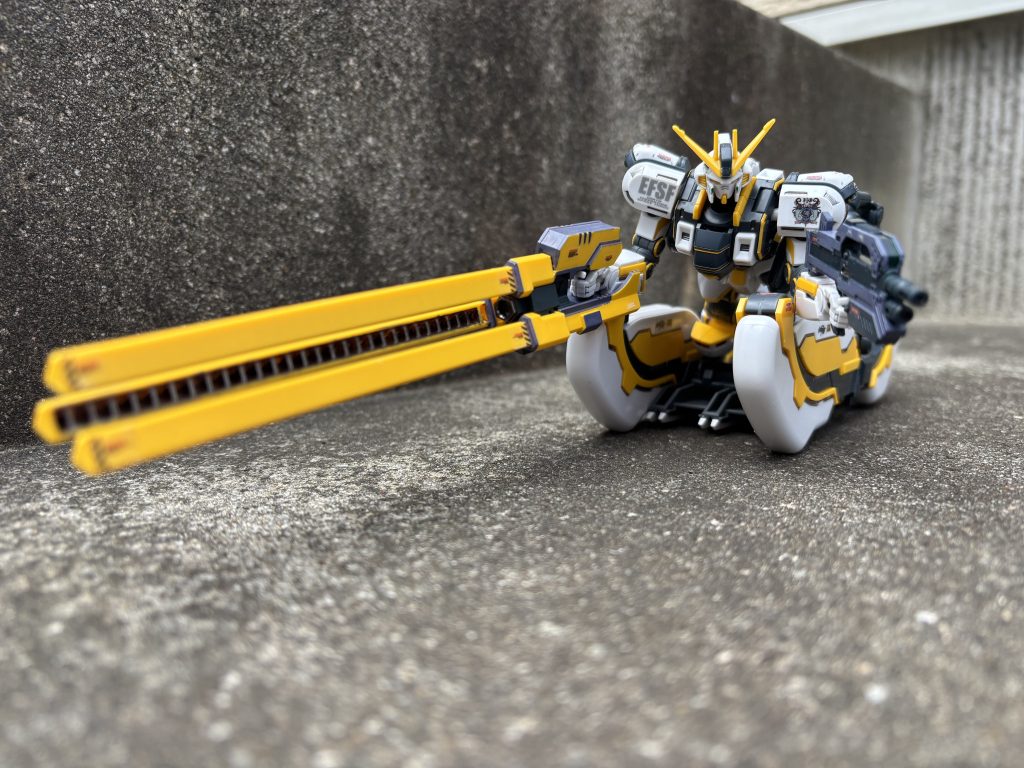 マシンガンで威嚇射撃！このキットは出来がいいなと感じました最近のHGはすばらしい👍MGばかり作って、息子用はHGと決めてましたが、HGどんどん手を出してしまいそうです