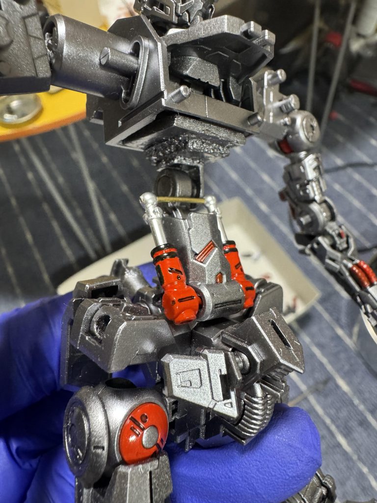 フレーム塗装後ですが、シリンダー接続はホントに雑ですがこんな感じになってます😅腹部フレームの受け側はフォビドゥンの内部フレームに2mmプラ板を当ててそこにアロンアルファでガチガチに接続