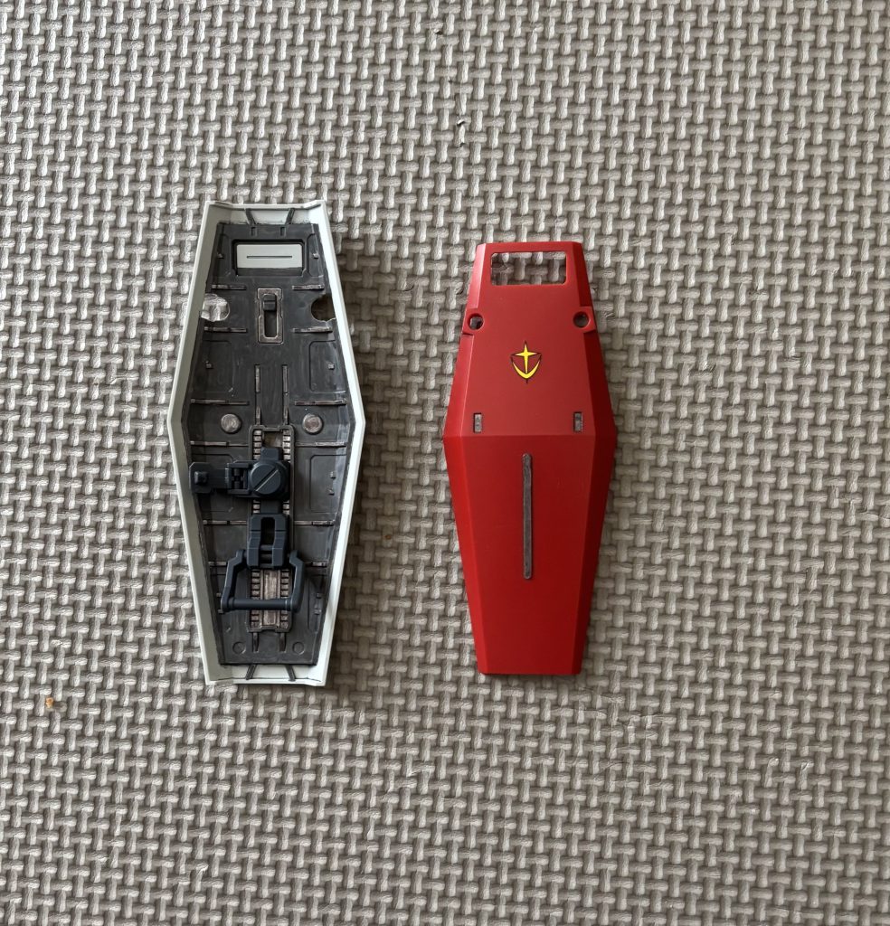 シールド塗り分け表は窪みなどワンポイントでグレーメタル裏面　ニュートラルグレーとグレーメタルで塗り分けニュートラルグレーはマーカーで塗ったためムラだらけ　必殺スプレー塗りでやり直し考え中です